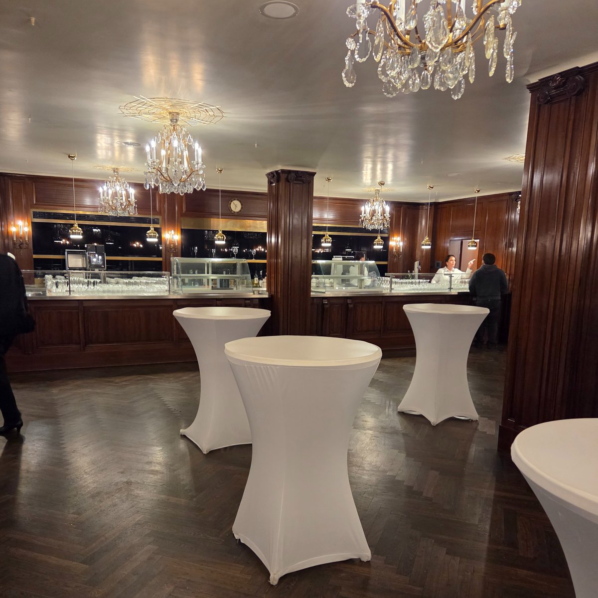 これはStaatsoper（国立歌劇場）の地下（終演後）で、ここで開演前や休憩時にワインを飲んだり軽食をとったりする。ワーグナーの「指環」の時など人も多く熱気が凄かったが、今日は列もほとんどなくあっさり。「ホフマン物語」、悪くはなかったが、やはりワーグナーなどとは違うなとここでも感じた。