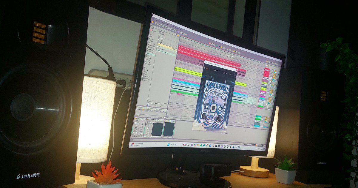 moses_michael_m's tweet image. Mixing session with @safaripedals 

@ableton 

#AbletonLive #MixingAndMastering #soundengineering
