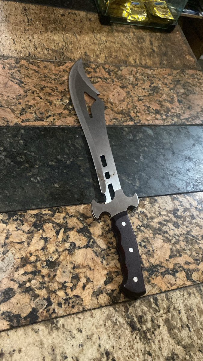 lekinhotrem's tweet image. O Rio de Janeiro parece um jogo de RPG, brotou um cracudo igual um mercador cheio de tranqueira pra vender, mas no meio tinha essa espada kkkkkkkkk queria 30 conto nela, ganhou dez conto e tá ótimo