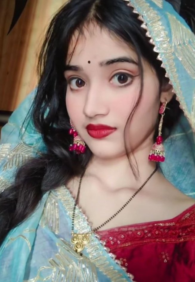 Anuyadav007's tweet image. आजकल बच्चे मां-बाप को छोड़कर दूसरे शहरों या विदेशों में जा रहे हैं। 

ठीक इसी तरह, पत्नी भी नौकरी के चक्कर में अपने-अपने पति से दूर रहती हैं। आज भाई भी भाई के करीब नहीं रह गया है।

 ऐसे में सवाल उठता है कि हम इतना पैसा क्यों कमाना चाहते हैं, जो हमारे अपनों के बीच ही दूरी पैदा कर…