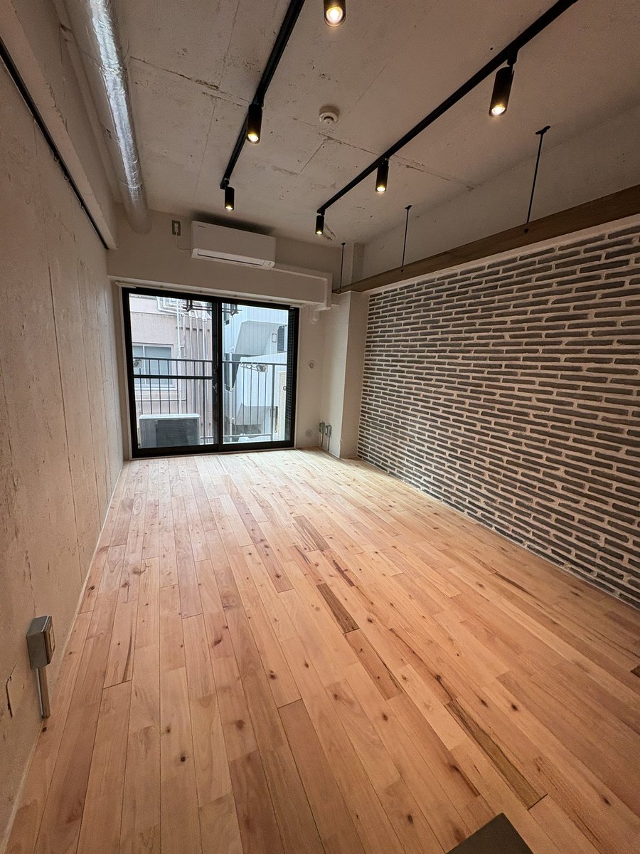 ryosuke_samurai's tweet image. おはようございます。
当社建築部門のメインクライアントであるREISMさんの担当者様から、大変嬉しいお知らせをいただきました。
当社施行物件を内見しに来られたお客様が、内装を大変気に入られ、そのまま購入される事になったのです。…