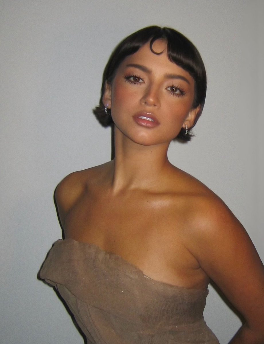 ISABELA MERCED 🧎🏻‍♀️‍➡️🧎🏻‍♀️‍➡️