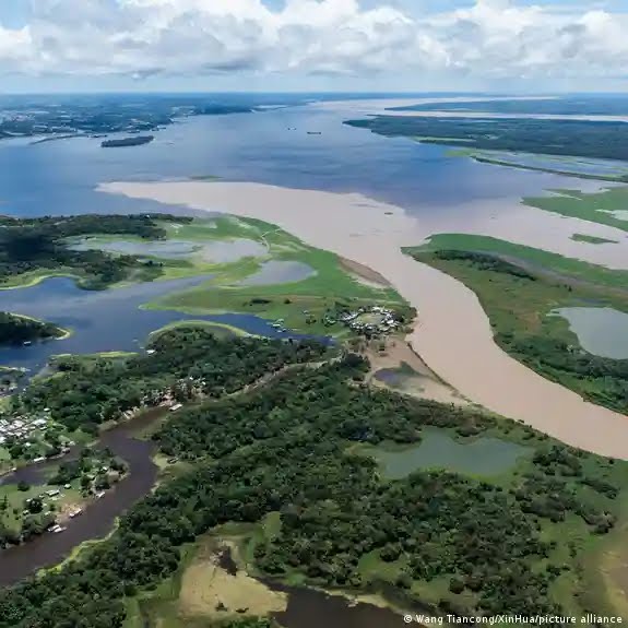 El anfitrion del COP30, el presidente Luiz Ignacio Lula da Silva planteo una hoja de ruta para superar el uso de combustible fosiles. PETROBRAS recibe la aprobación del gobierno Brasilero para buscar de petróleo a unos 500 kilómetros de la desembocadura del río Amazonas.