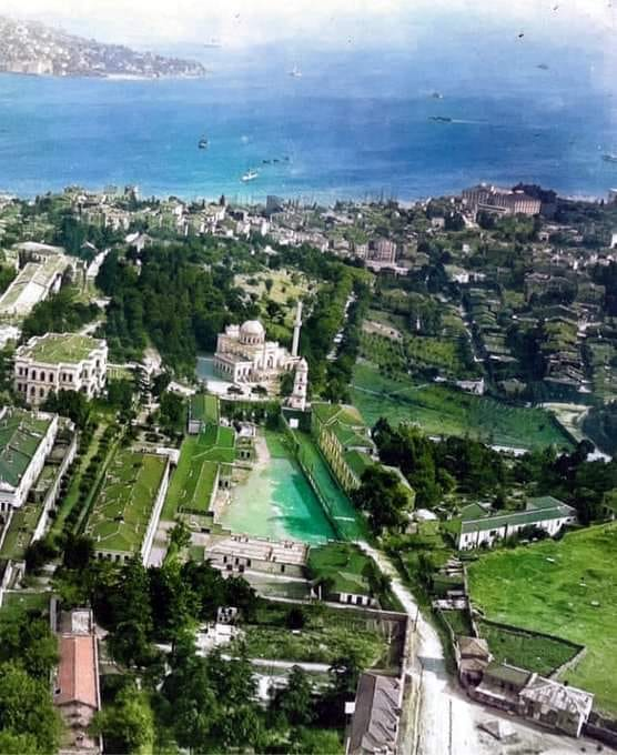 Belge niteliğinde bir Beşiktaş fotoğrafı. Henüz 1957-1958 yol yapım projeleri başlamadan çekilmiş. Barbaros Bulvarı açılmamış, Beşiktaş'ın iki yakası bir arada. Yıldız Camii ve Sarayı, aşağıya doğru eğimli arazide bostanlar, bahçeler Abbas Ağa civarına kadar uzanıyor.