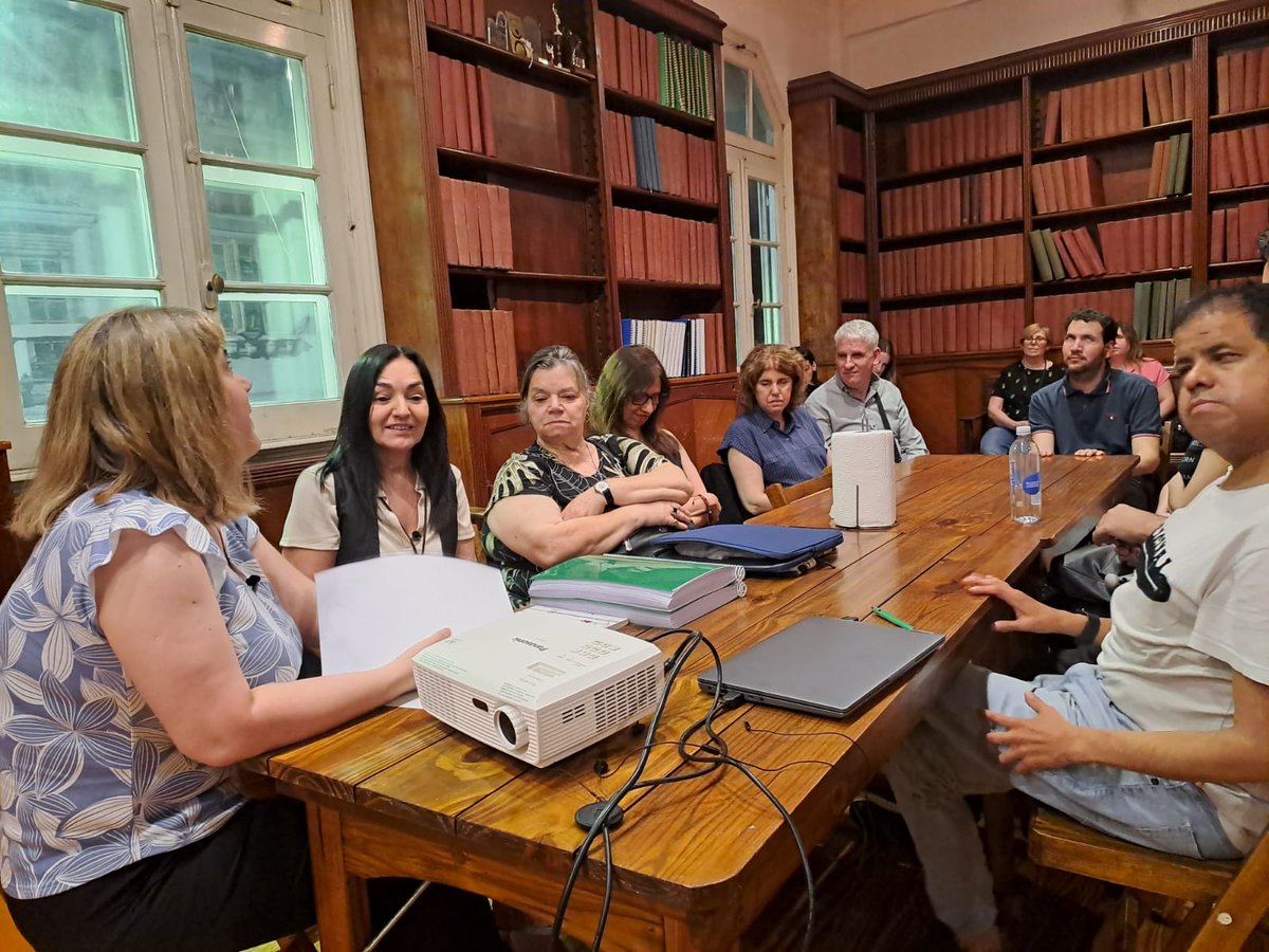 Compartimos fotos de la entrevista realizada ayer en nuestra sede con la escritora Claudia Cortalezzi, autora del libro de cuentos Abrirse paso, disponible en braille con el número 36 de la colección 100 años 100 libros.