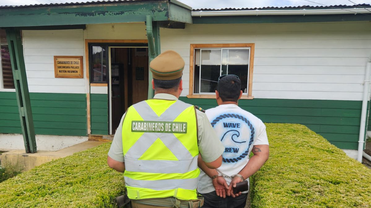 A raíz de controles en la localidad de #Reumén, nuestros Carabineros del Retén detuvieron en la Ruta T-62 a un conductor que vulneraba la sentencia de cancelación de conducción dispuesta por el Juzgado de Garantía de La Unión.

#OrdenyPatria