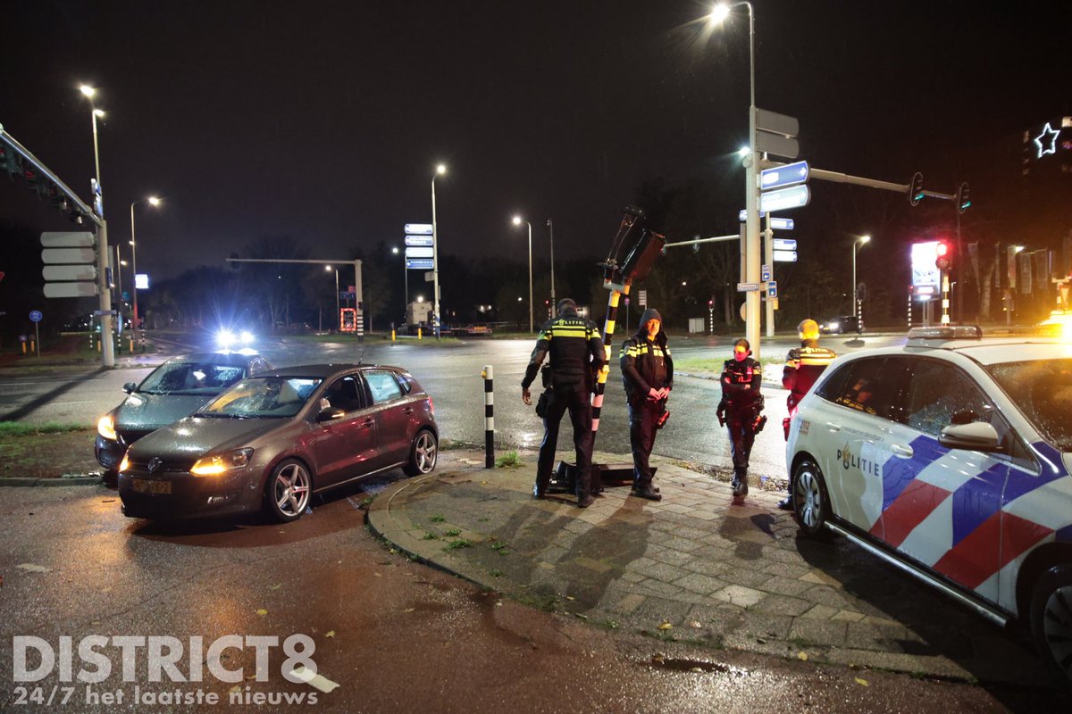 Auto tegen verkeerslicht op kruising Erasmusweg en Lozerlaan in Den Haag