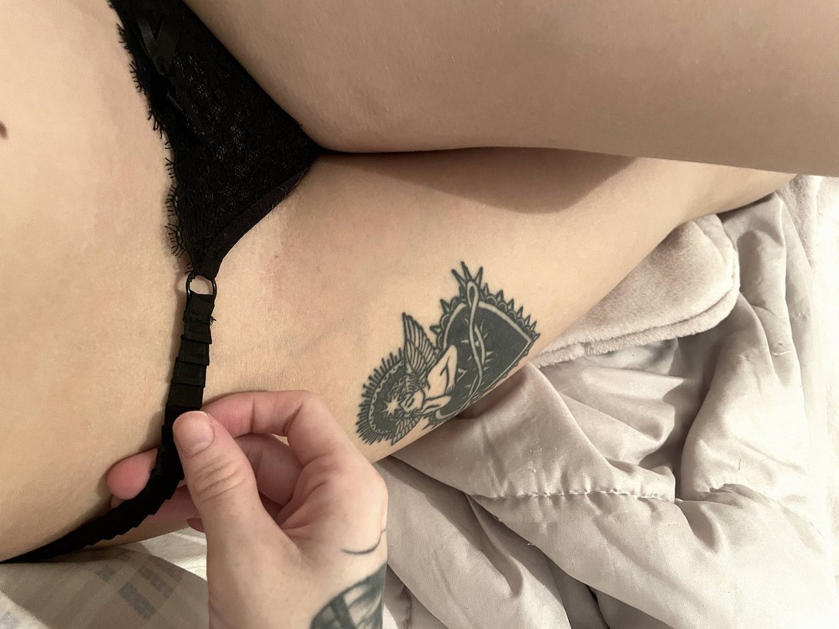 Black lace, teasing every glance... you might want to look away, but you won't 🖤