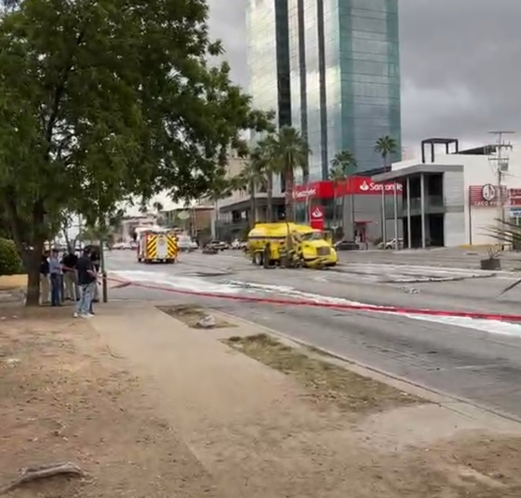 🚨#ULTIMAHORA #Hermosillo

👉Persecución de policías a conductor de una pipa robada con 20 mil litros de combustible en #Hermosillo termina con derrame  en el bulevar Kino y Guillermo Carpena.
La zona afectada fue cerrada a la circulación.
🚓Antes agentes policiacos marcaron a