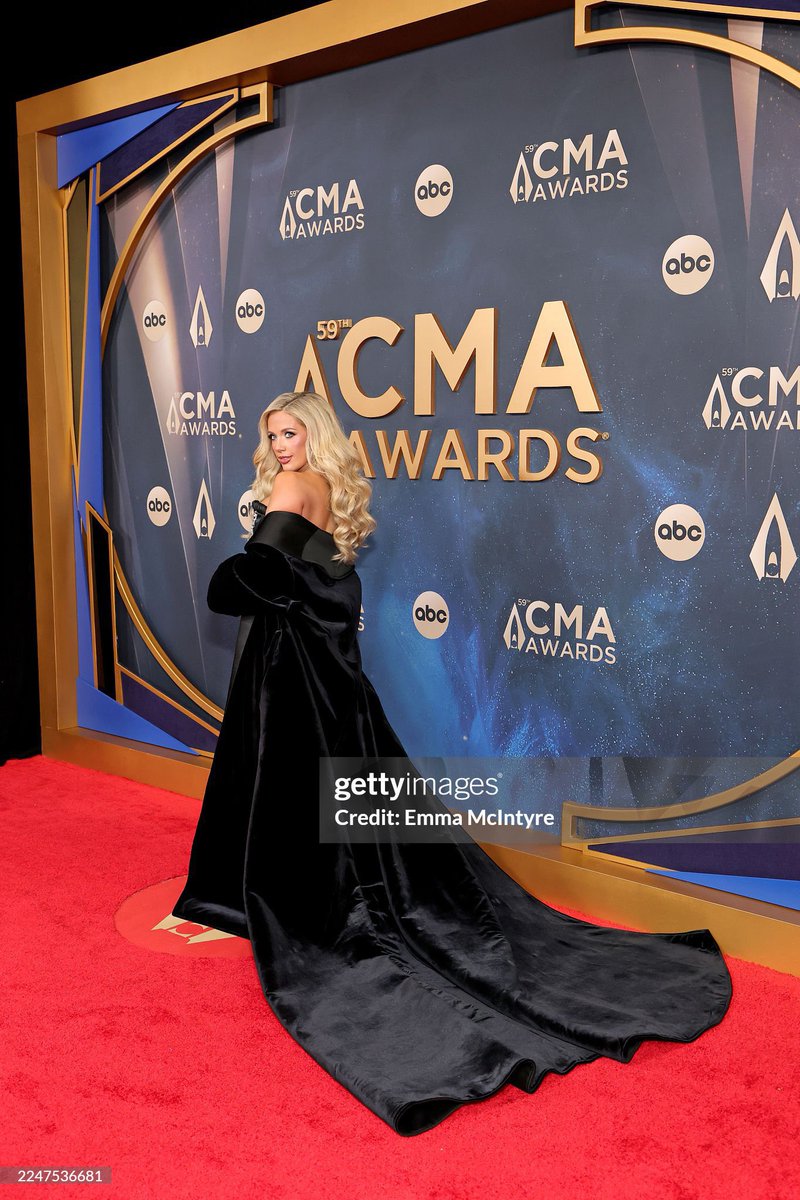 first look at Holiday Barbie 2025!!!