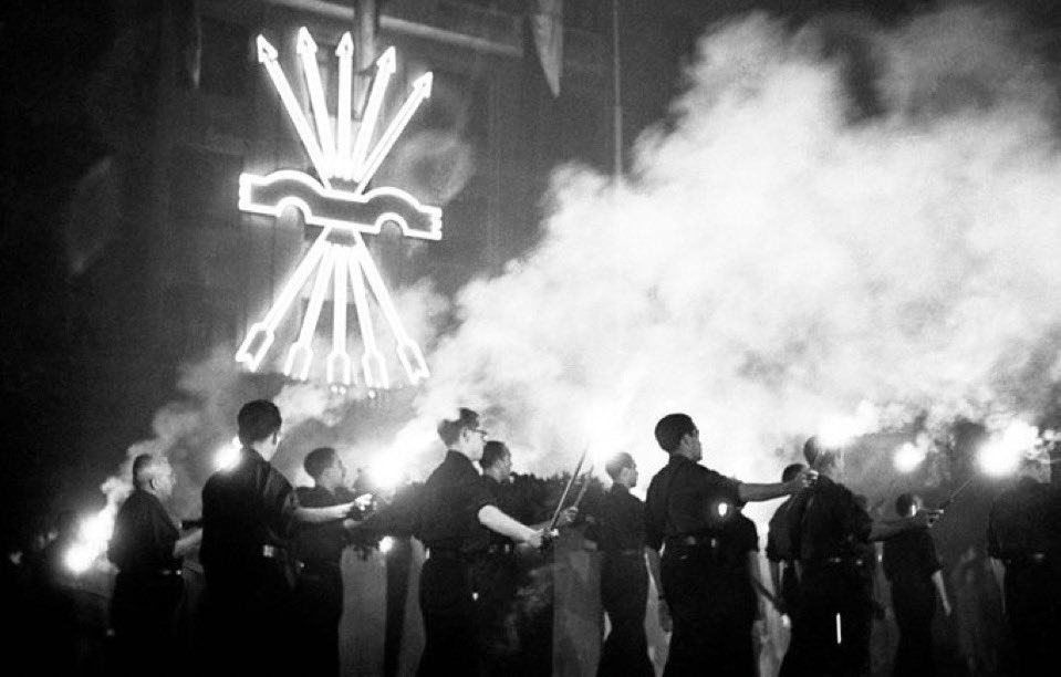 molinonacional's tweet image. -Todo acaba José Antonio.
-No, todo empieza. Alguien volverá con rosas.

JOSÉ ANTONIO PRIMO DE RIVERA ¡¡¡PRESENTE!!!!