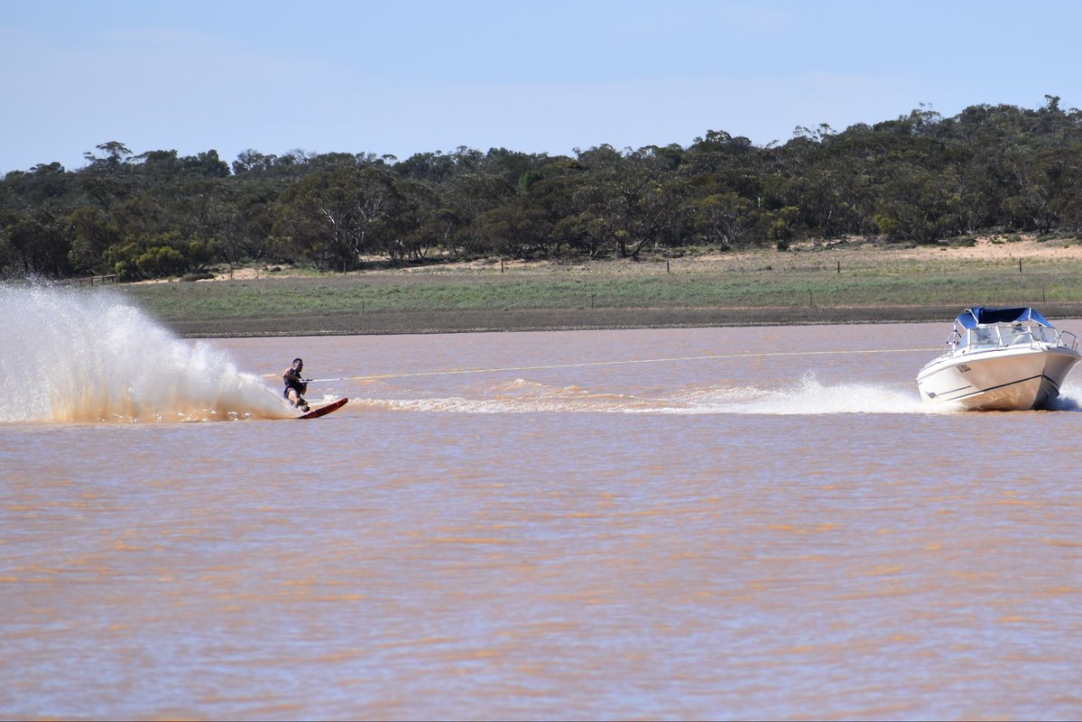 PJScoff's tweet image. Hard to believe these 2 photos were taken in nearly the same place! March22- Nov25.
Kudos to @james_cant_ for ripping the one ski 💪