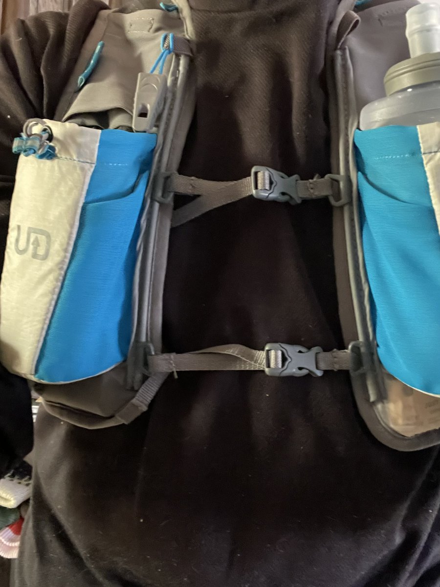 Howtobefit's tweet image. Back to reality! On Monday, I was 5,000&apos; higher on that mountain, surrounded by a forest coated in hoar frost. Once we were back in Albuquerque, it was 25 degrees warmer with no wind chill. The second image is my awesome &quot;new&quot; vintage Ultimate Direction Scott Jurek 2.0 vest.