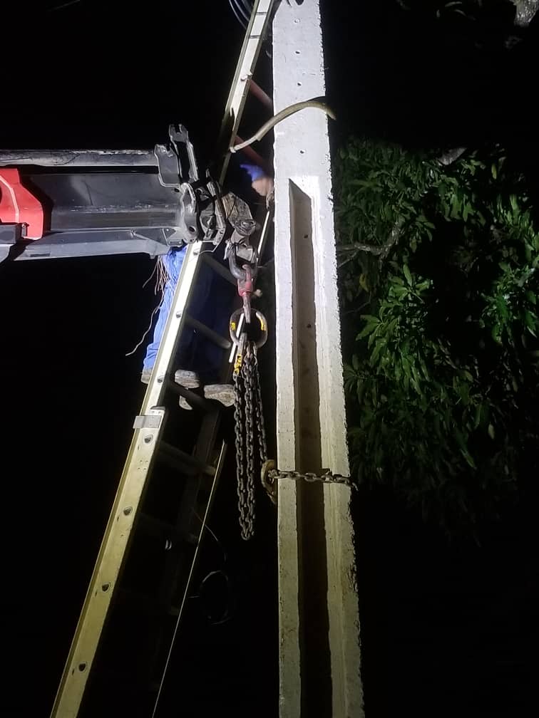 GladysDailyn's tweet image. 🇨🇺💙 En #Granma hay una parte de #Camagüey que late con fuerza y se siente en todo momento, incluso en las noches, bien lo saben los muchachos de la brigada de línea de @ETECSA_Cuba #Camagüey que son héroes anónimos de la recuperación de ese territorio