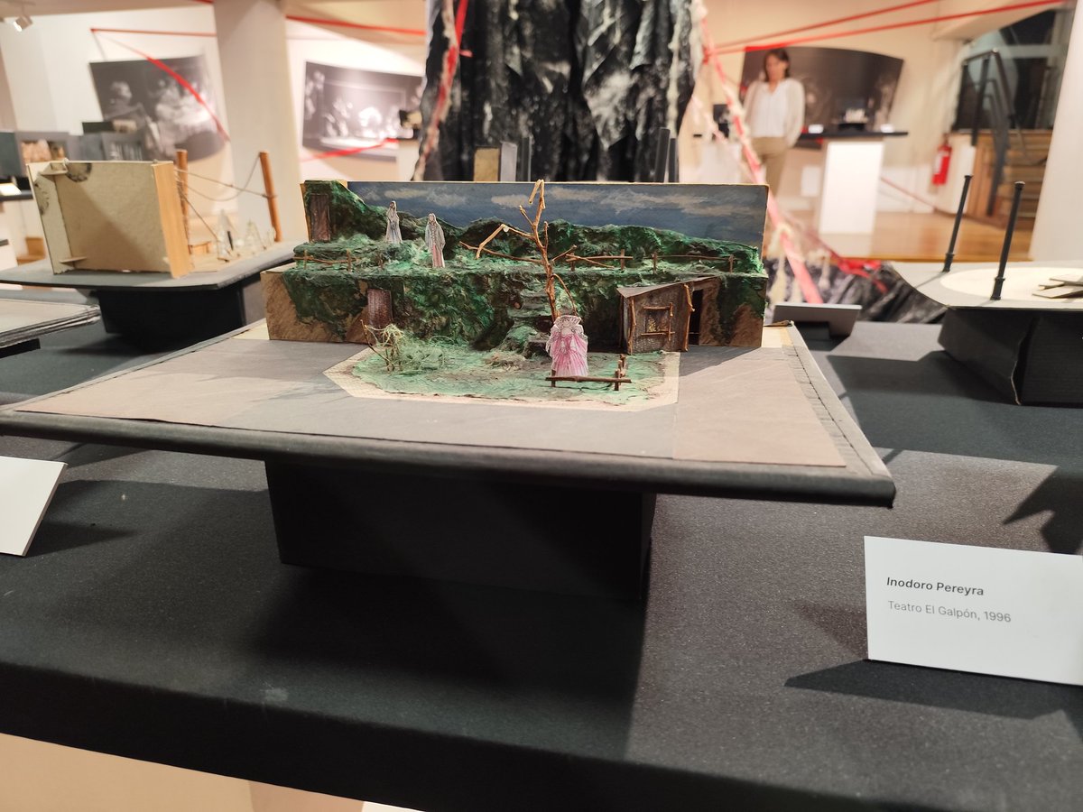 Preciosa la muestra de maquetas de escenografías de famosas obras en el 1er piso de El Galpón.  Si andás por ahí la recomiendo