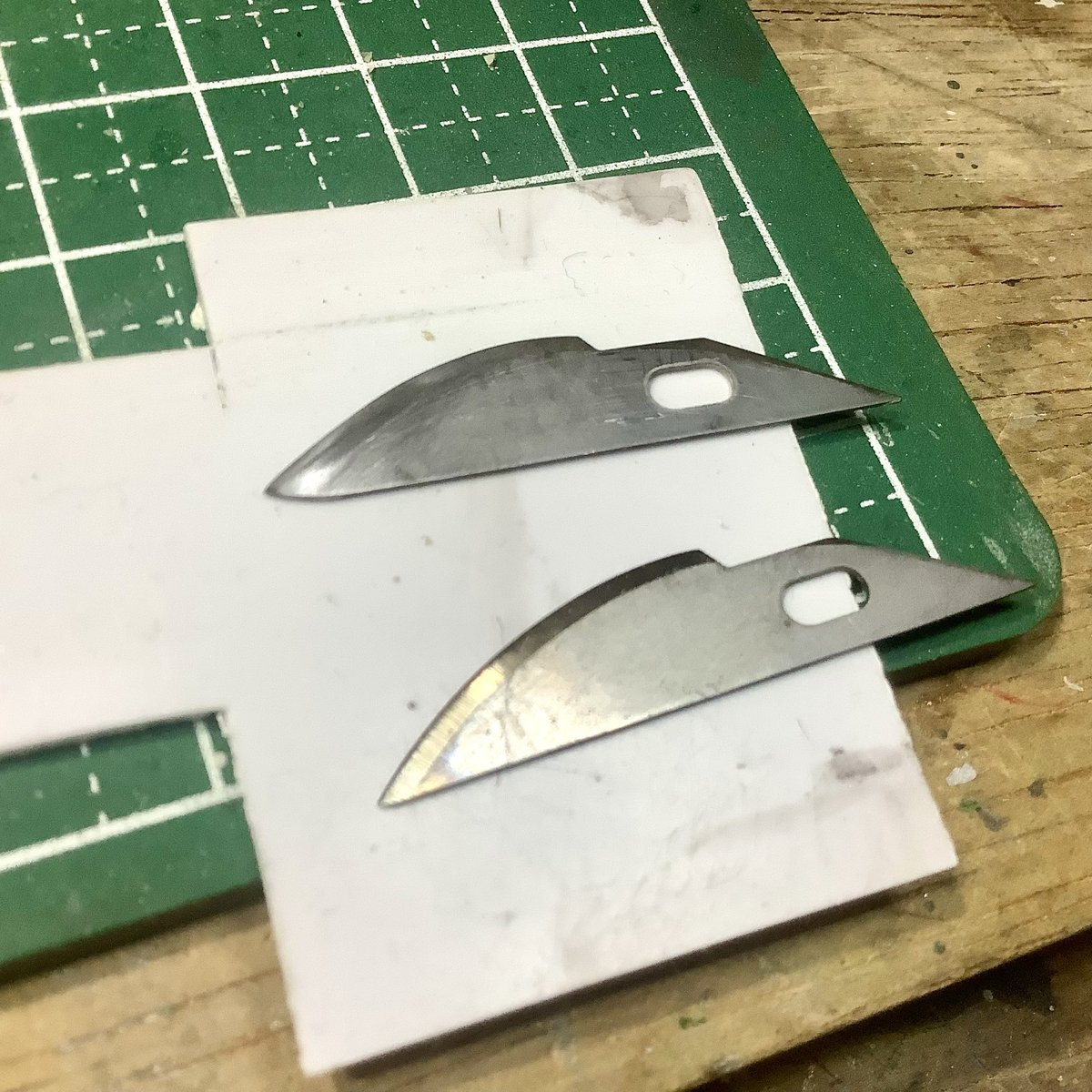 mash1588's tweet image. ちなみにR刃カッターは地金が厚いので切れ味が鈍くなると400,600,800,1000番と段階毎に研いで結構長い間使っております。