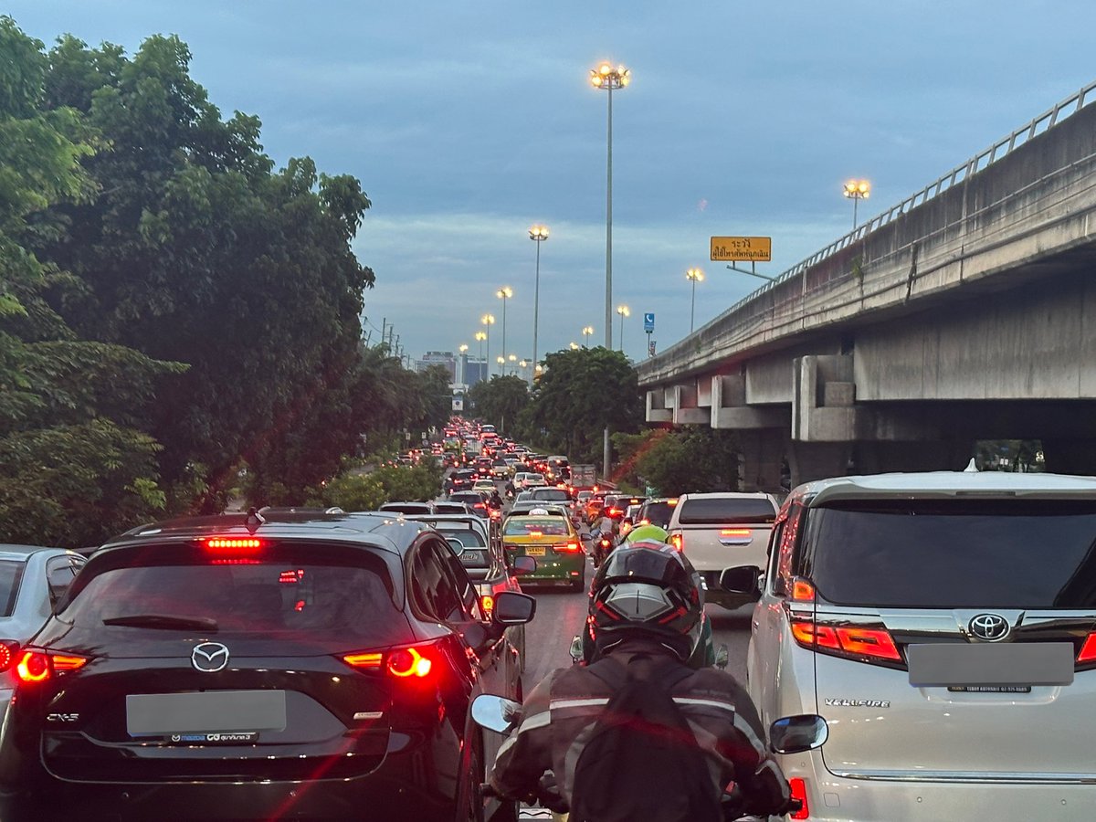 TAOBALLME's tweet photo. @js100radio 06:28 ถ. ประดิษฐ์มนูธรรม ขาเข้า ลาดพร้าว มุมหน้า "แยกประชาอุทิศ -ประดิษฐ์มนูธรรม" ปริมาณรถมากเคลื่อนตัวช้า ฝั่งกลับกันรถน้อยคล่องตัว https://t.co/eTHR17cJfu