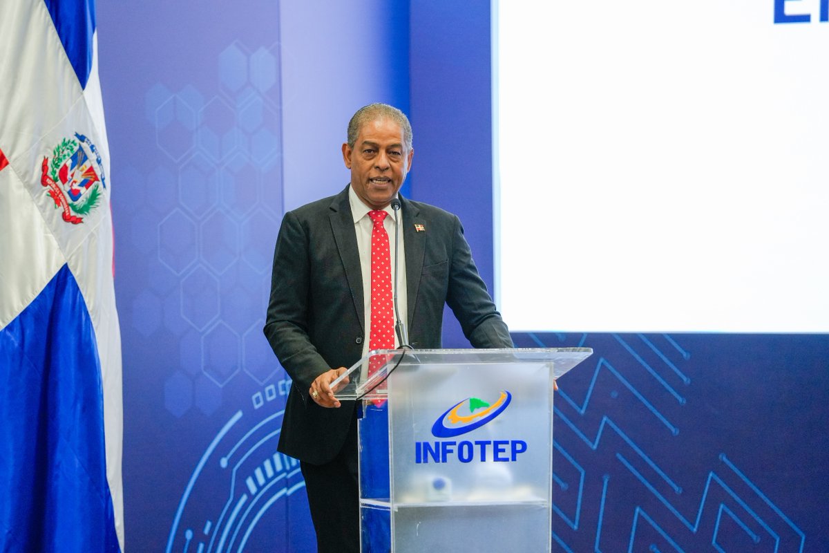 Encabecé, junto al Director General del INFOTEP, Rafael Santos, la ceremonia de graduación del Diplomado en Herramientas Digitales Avanzadas para la Comunicación y el Periodismo, realizada en la sede central del INFOTEP.