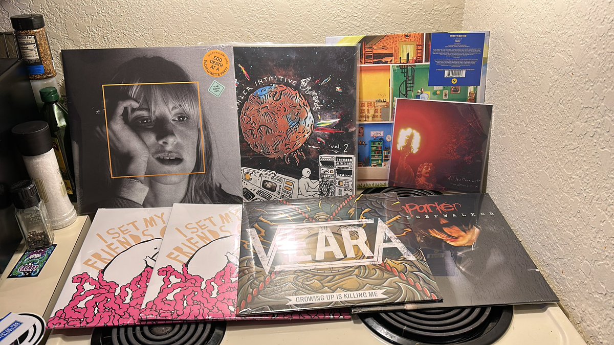 DIY_Dekarius's tweet image. forgot to show y’all the insane mail haul from the weekend. @theotherslikeus released through @InfielRecords , @prettybittermp3 , @CIRecs split, Hayley Williams, two variants of ISMFOF, and two random vinyl that came alongside those

really cool spread to come back from Philly to