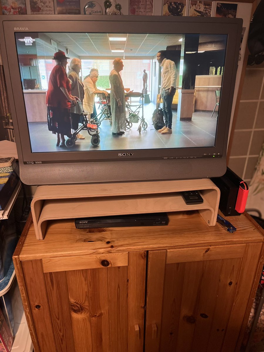 bronwynmarits's tweet image. Wat een prachtige, ontroerende en beklijvende #docu op @vrtcanvas, 
Les Dames Blanches. 💛💛💛
Wel moeilijk te verteren uitgerekend op een dag waarop aangekondigd wordt dat er 45 € per inwoner per maand moet bespaard worden in WZC’s.