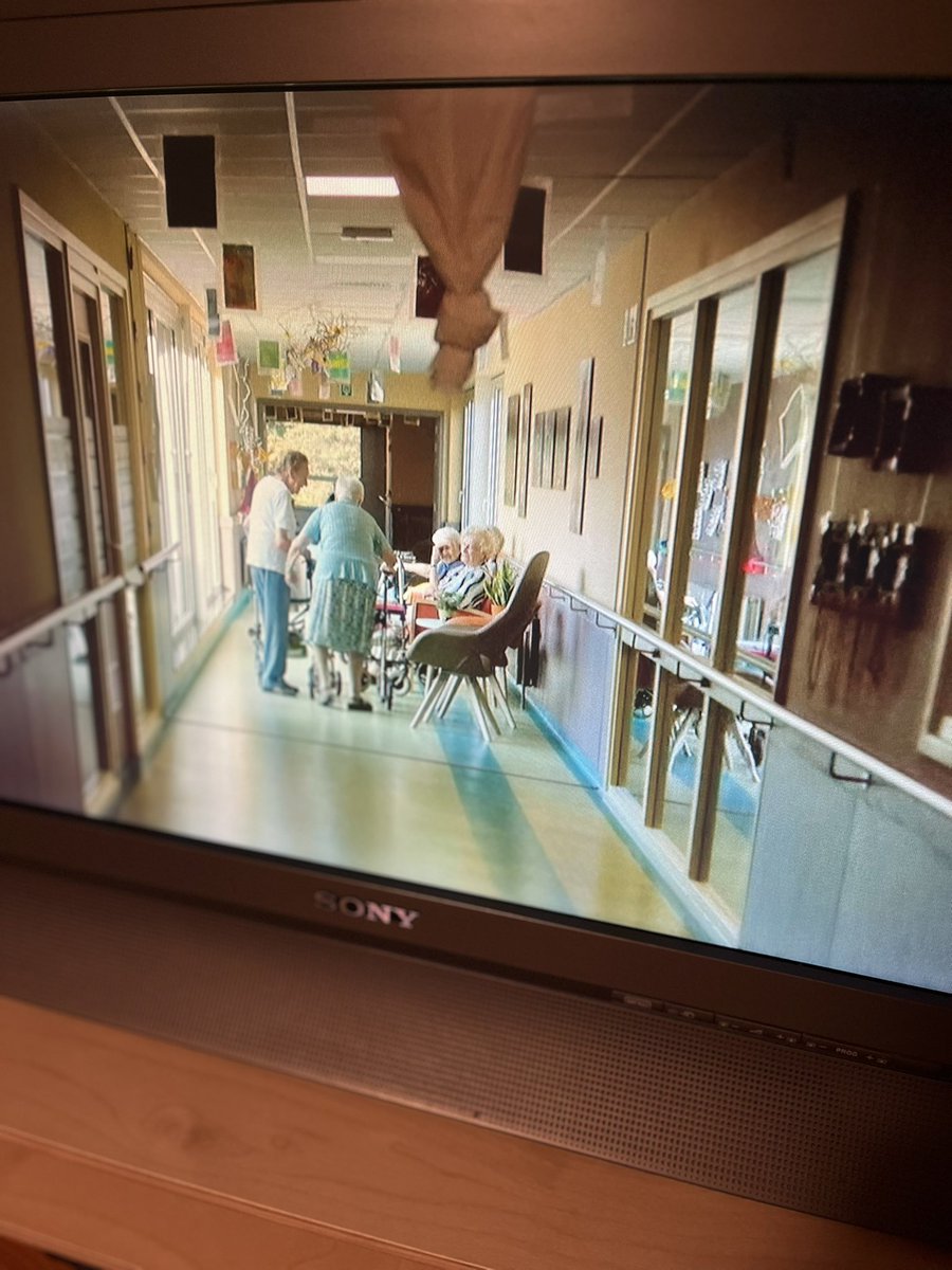 bronwynmarits's tweet image. Wat een prachtige, ontroerende en beklijvende #docu op @vrtcanvas, 
Les Dames Blanches. 💛💛💛
Wel moeilijk te verteren uitgerekend op een dag waarop aangekondigd wordt dat er 45 € per inwoner per maand moet bespaard worden in WZC’s.