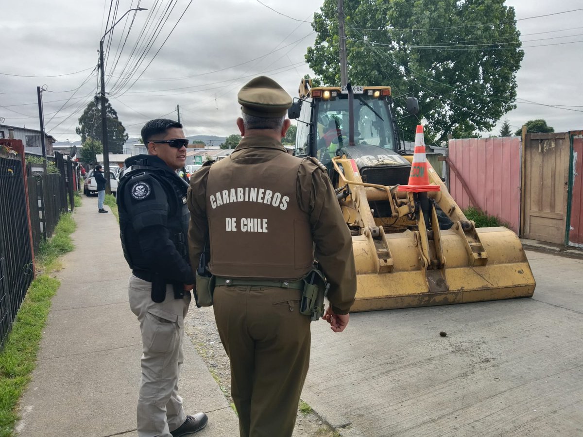 En la Población Pablo Neruda de #Valdiviacl,  Patrullas Mixtas y personal de Aseo y Ornato de <a href="/munivaldivia/">MuniValdivia</a>, desarmaron 5 mediaguas: 2 porque sus residentes fueron favorecidos con subsidios habitacionales y las otras por ser puntos de venta de drogas e incivilidades.
