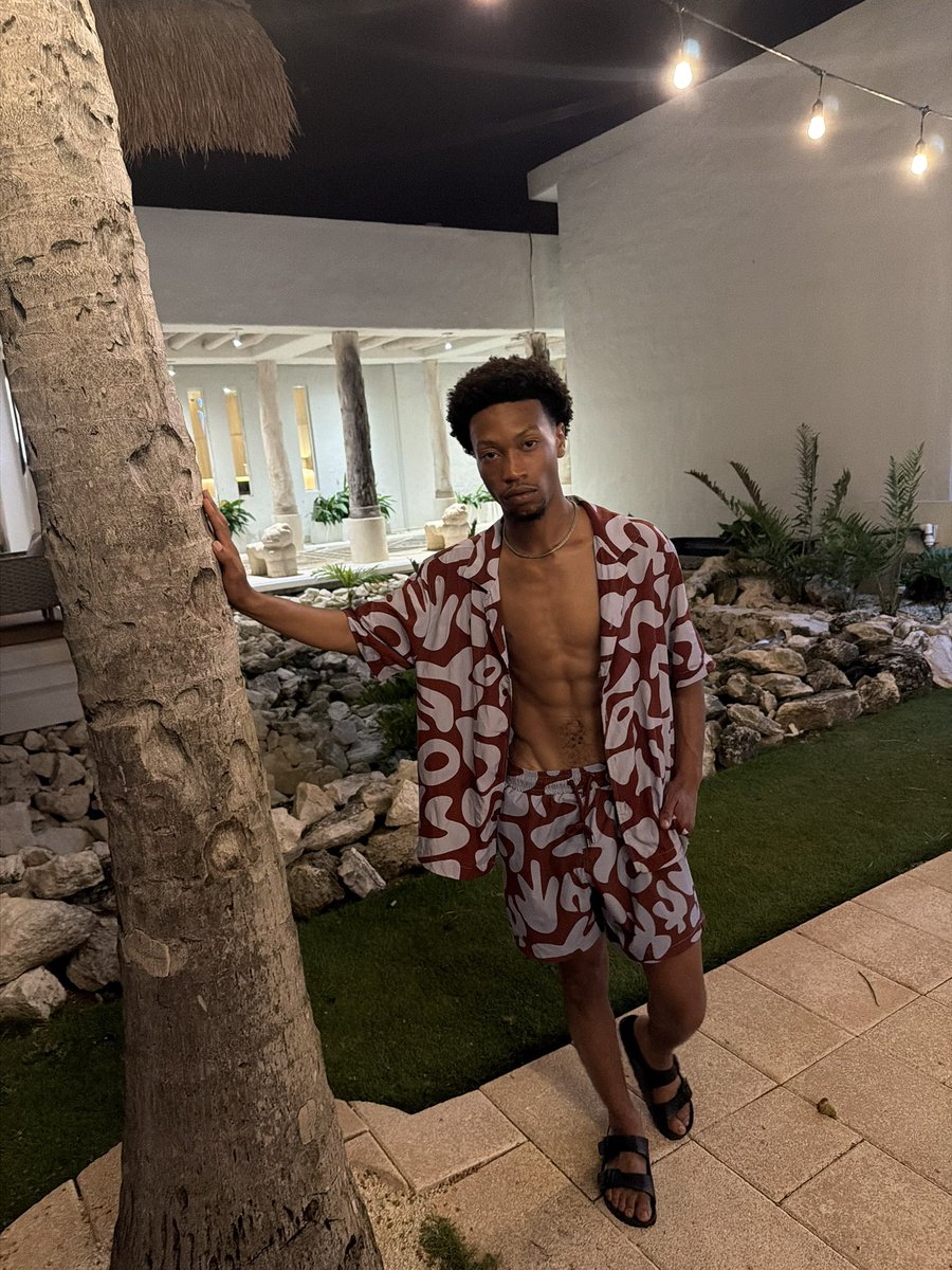 EmmonxMusic's tweet photo. margaritas under palm trees, it’s extravagant💫 https://t.co/rjZGAdVRPw
