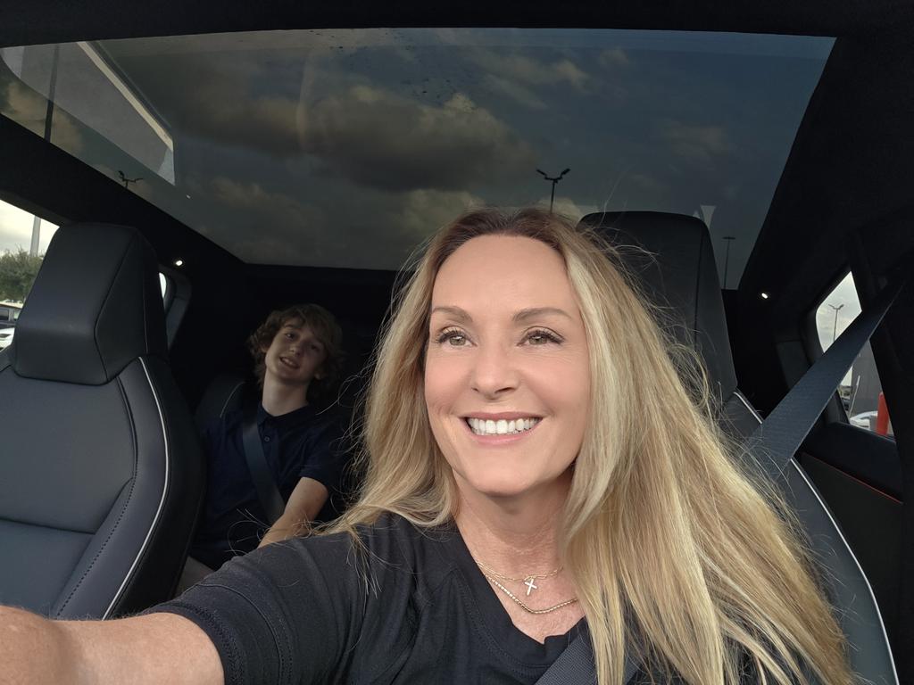 TeslaTakesOver's tweet image. Okay, I ❤️ Cybertruck!