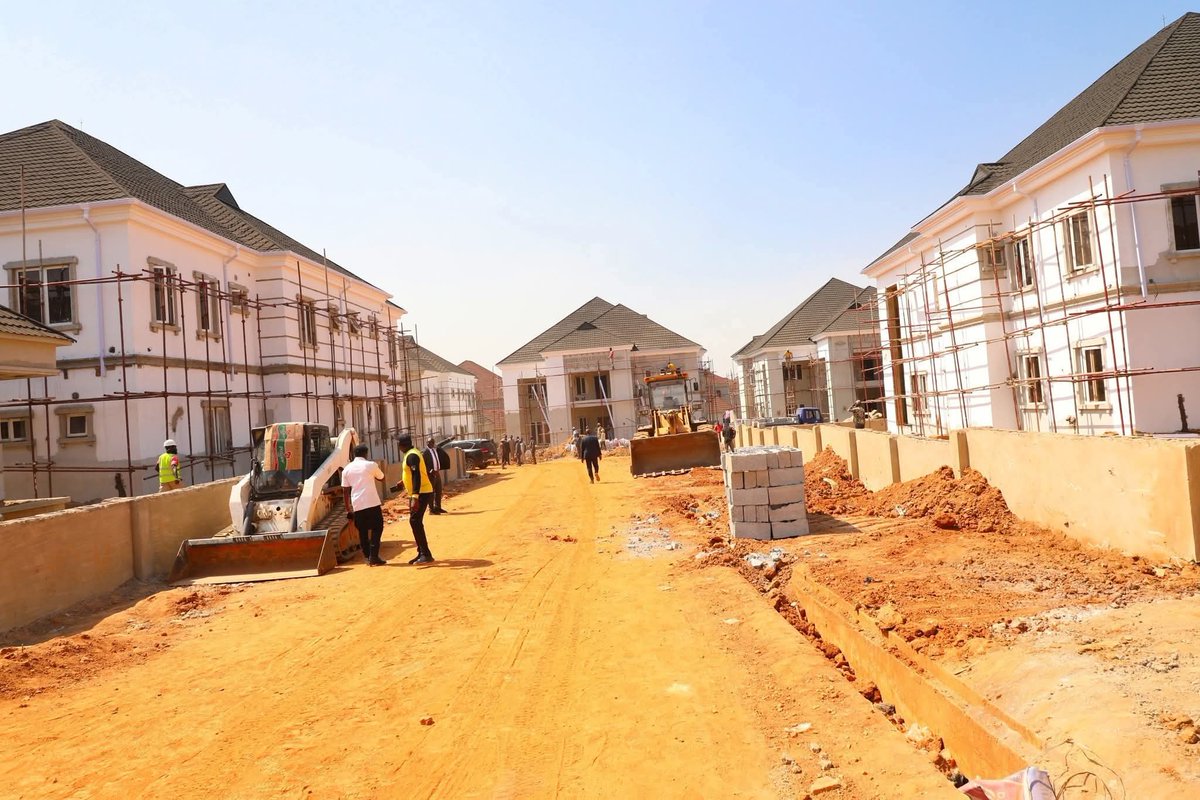 GovWike's tweet image. Yesterday, I inspected the ongoing construction of Judges Quarters and Court of Appeal Complex in Abuja. 

Some of the sections visited were satisfactory but the overall pace is still below the level required for a project of such national importance. 

For President Bola Ahmed…