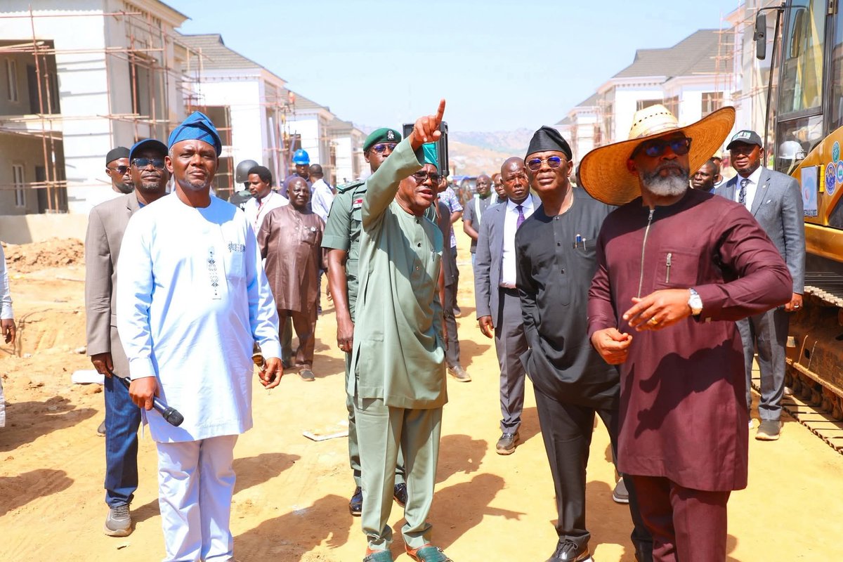 GovWike's tweet image. Yesterday, I inspected the ongoing construction of Judges Quarters and Court of Appeal Complex in Abuja. 

Some of the sections visited were satisfactory but the overall pace is still below the level required for a project of such national importance. 

For President Bola Ahmed…