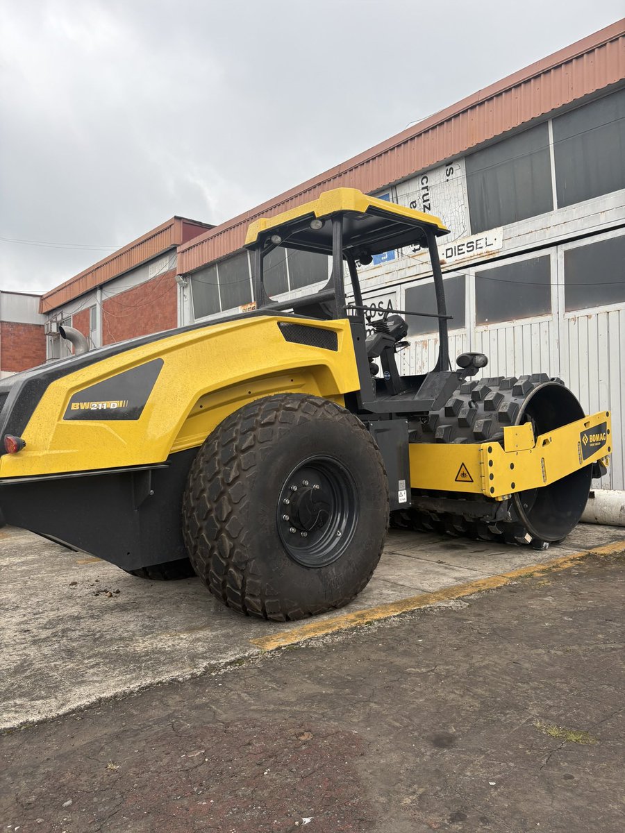 🚚 Recibimos nueva maquinaria para el segundo tren de repavimentación que operará en la zona sur de la entidad.

🚜 Llegaron un compactador neumático y un compactador de terracerías, equipos clave para reforzar las labores de modernización de la infraestructura carretera.

🇲🇽