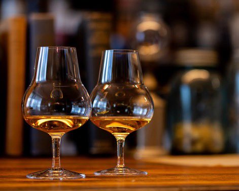 「ウイスキー好きなどに送るクリスマスプレゼント」についてなんだけど、お酒もいいけど”いいグラス”って選択肢もバチバチにありだと思うの。わたしのイチオシはダントツで「KYKEY」のアロマグラスシリーズ。コレ、本当にいい。持ってるだけでテンションがぶち上がるんよ。あまりによく出来てて泣ける