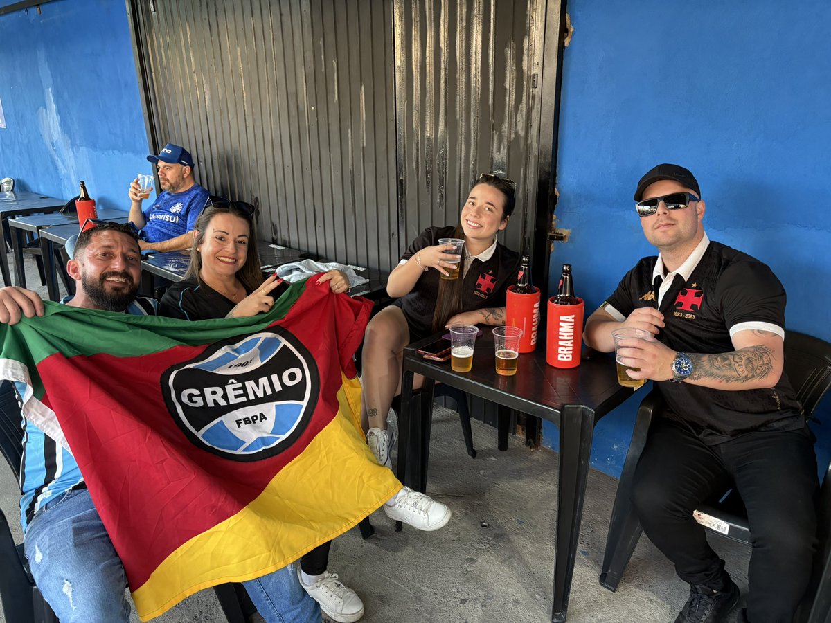 brunomurito's tweet photo. Mais imagens de torcedores de Vasco e Grêmio juntos. Muito maneiro o clima aqui! https://t.co/AJMF8fG9FL
