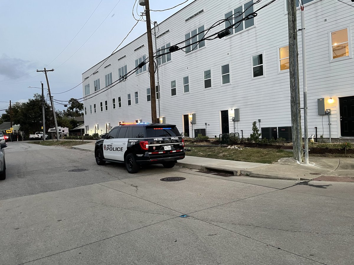 houstonpolice's tweet image. Central, Fox and K9 are searching for an evading suspect 3800 Fulton.  Assist by Metro PD K9 and Pct. 1 Constable. 202