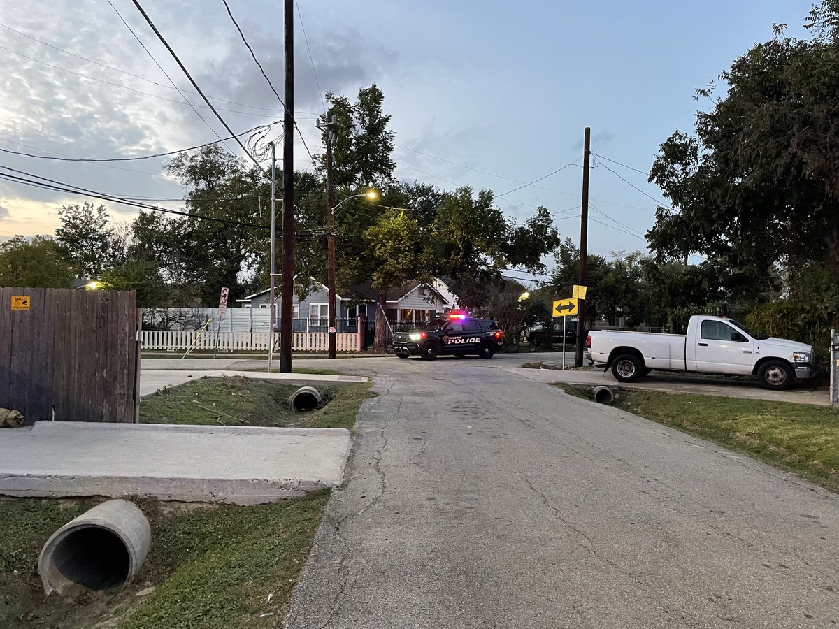 houstonpolice's tweet image. Central, Fox and K9 are searching for an evading suspect 3800 Fulton.  Assist by Metro PD K9 and Pct. 1 Constable. 202