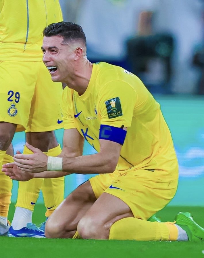 رونالدو فاز بكأس العالم  ؟ لا
رونالدو فاز في بطولة واحدة مع النصر ؟ لا
رونالدو سجل ١٠٠٠ هدف ؟
لا 
طيب ،
لماذا الان فرحين و يحتفلون و كأنه فاز بكأس العالم ؟ هل زيارة الرئيس الأمريكي تعتبر إحدى البطولات المفقودة من رونالدو منذ ٥ سنوات ؟