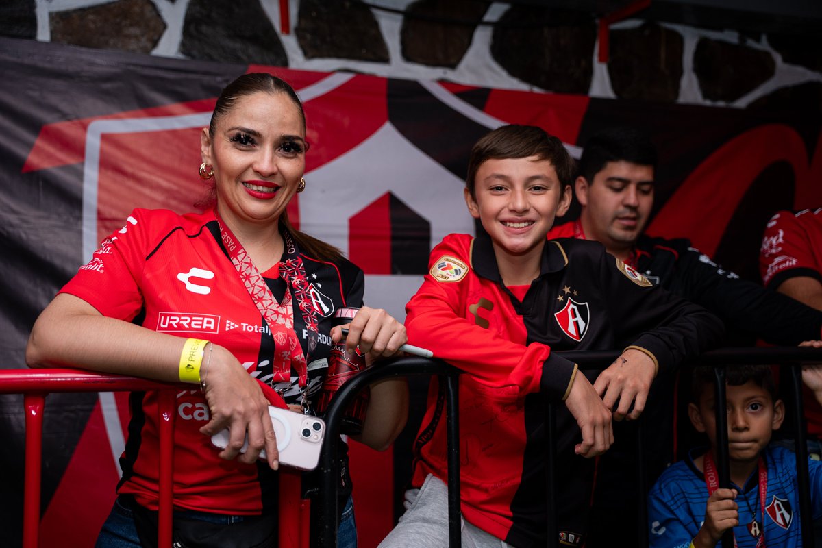ProfeAtlas's tweet image. ¡TODA LA FAMILIA AL JALISCO! ❤️🖤

¡CON TU 4X3 ES POSIBLE!

Disponible en Abono Fest Plaza Patria, Atlas FC Shop Estadio Jalisco, Gran Plaza y en somosrojinegros.com.