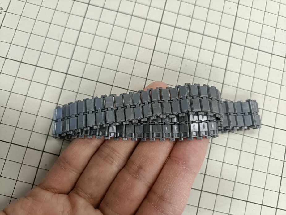 HJ80831183's tweet image. ①Sタンクプラモ製品開発記。ついに成型品をSNSで出し始めます。業務の合間なので頻繁ではありませんが、ご購入をご検討の方是非ご覧ください🙇‍♂️
＊本製品はPS製の連結履帯がセットされるのでお得です😀ダブルピンタイプの履帯ですが、74より組み立ては楽だと思います。