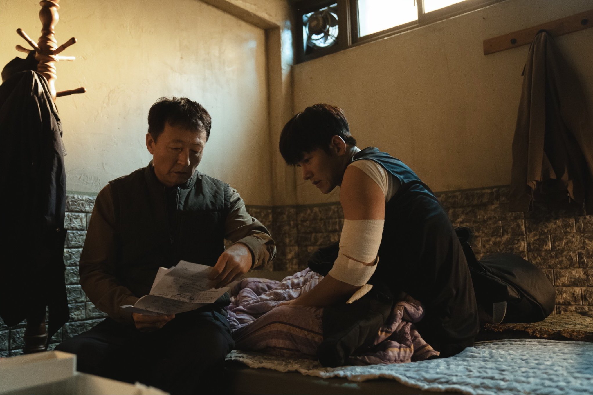 《조각도시》 요한의 요새에서 탈출한 뒤 노용식 전파사에서 치료 받는 박태중