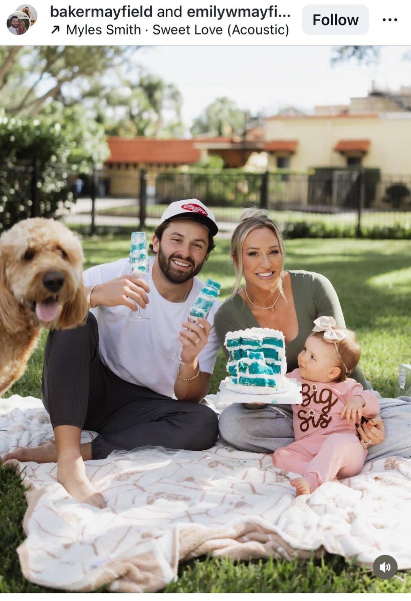 🫶 Baker y Emily Mayfield anuncian en Instagram que esperan su segundo hijo, un niño, esta primavera.

La pareja anunció la noticia con una sesión de fotos para revelar el sexo del bebé, donde cortaron un pastel azul, indicando que sería niño.

Baker y Emily fueron presentados