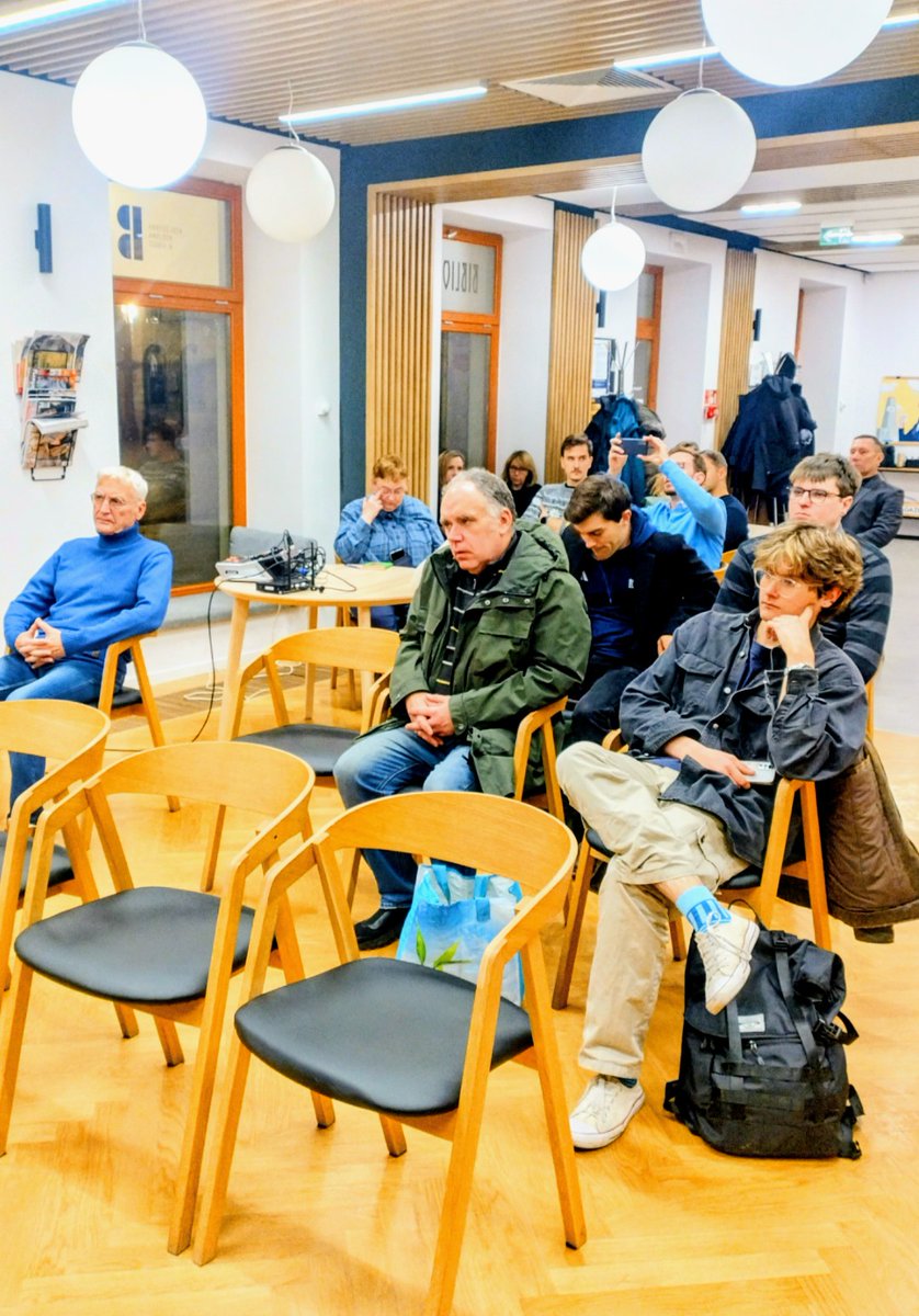 W Bibliotece Wolność w <a href="/Miasto_Lodz/">Łódź</a> odbyło się dziś spotkanie z cyklu #OknoNaŚwiat, którego gościem był nasz autor, dr <a href="/MikefromPoland/">Michał Woźniak</a>.
Rozmowa dotyczyła oceny polityki zagranicznej #USA pod przywództwem Donalda Trumpa.
Spotkanie moderował dr Przemysław Damski z <a href="/wsmip/">WSMiP_UniLodz</a> <a href="/unilodz/">Biuro Prasowe UniLodz</a>.