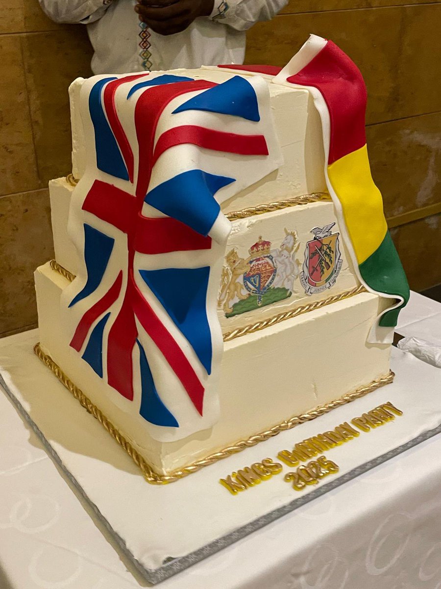 Joyeux anniversaire, Votre Majesté! Notre fête annuelle d'anniversaire de Sa Majesté Charles III était l'événement incontournable de Conakry hier soir. Parmi les surprises, un gâteau incroyable et une performance impromptue des légendaires @manambakante et @soulbangs! Inoubiable!
