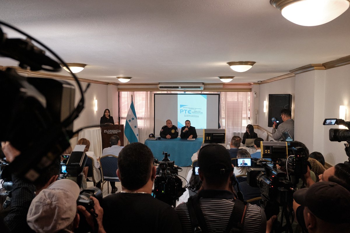 TitoLinux84's tweet image. 🚨 ¡ALERTA MANIPULACIÓN!
Expertos creíbles confirmaron en conferencia de prensa: los audios de @CossetteOficial son AUTÉNTICOS. El análisis técnico y pericial es contundente.
Pero hubo otro gran show de la oposición: su defensa interrumpió desde el primer momento y los medios…