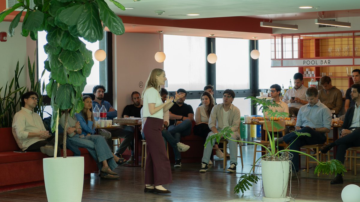 🟢 🗣️Hoy participamos en Argentina al Cubo, evento organizado por Cubo Itaú para conectar, inspirar y generar nuevas oportunidades dentro del ecosistema. <a href="/lmunozva/">Lucia Munoz Valecka</a>, Socia de Capital Humano de Deloitte S-LATAM, presentó a nuestra Firma, destacó el programa LetStartup y puso