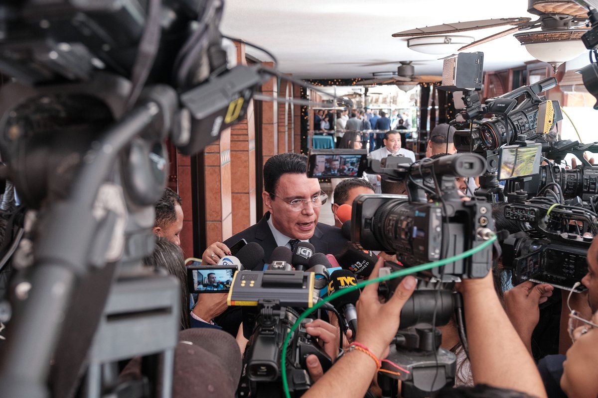 TitoLinux84's tweet image. 🚨 ¡ALERTA MANIPULACIÓN!
Expertos creíbles confirmaron en conferencia de prensa: los audios de @CossetteOficial son AUTÉNTICOS. El análisis técnico y pericial es contundente.
Pero hubo otro gran show de la oposición: su defensa interrumpió desde el primer momento y los medios…