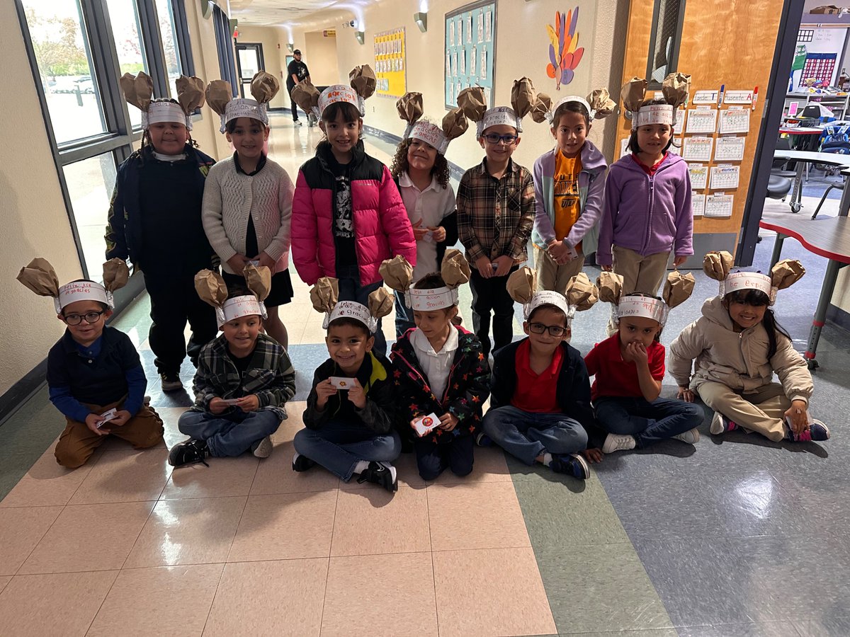 Mraya112's tweet photo. 🦃✨ ¡Hoy celebramos un hermoso almuerzo del Día de Acción de Gracias en kinder con la presencia de nuestros padres! Los peques compartieron, rieron y disfrutaron este momento especial en familia. 🍽️💛 #DíaDeAcciónDeGracias #Kinder #ComunidadEscolar @RELWashingtonES https://t.co/jD2ymOglJM