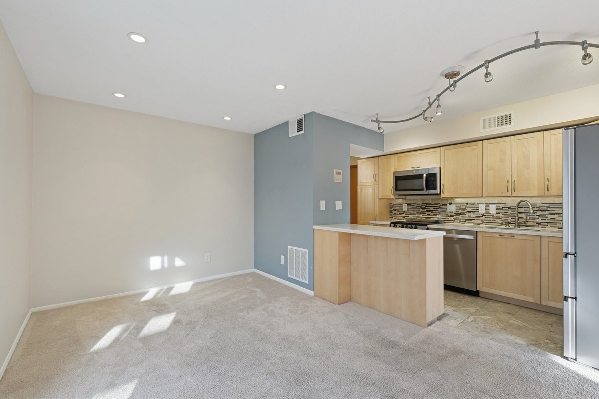 JessicaMLowe's tweet photo. #COMINGSOON Fantastic value in Saint Anthony Park! 1261 Cleveland Ave. N., Saint Paul Move-in ready 1 bed condo with large private patio &amp; 1 stall detached garage just $125k. Located on a tree lined street by Saint Paul University of Minnesota campus. #realestate #sellhighbuylowe https://t.co/nAbCa7mu8d