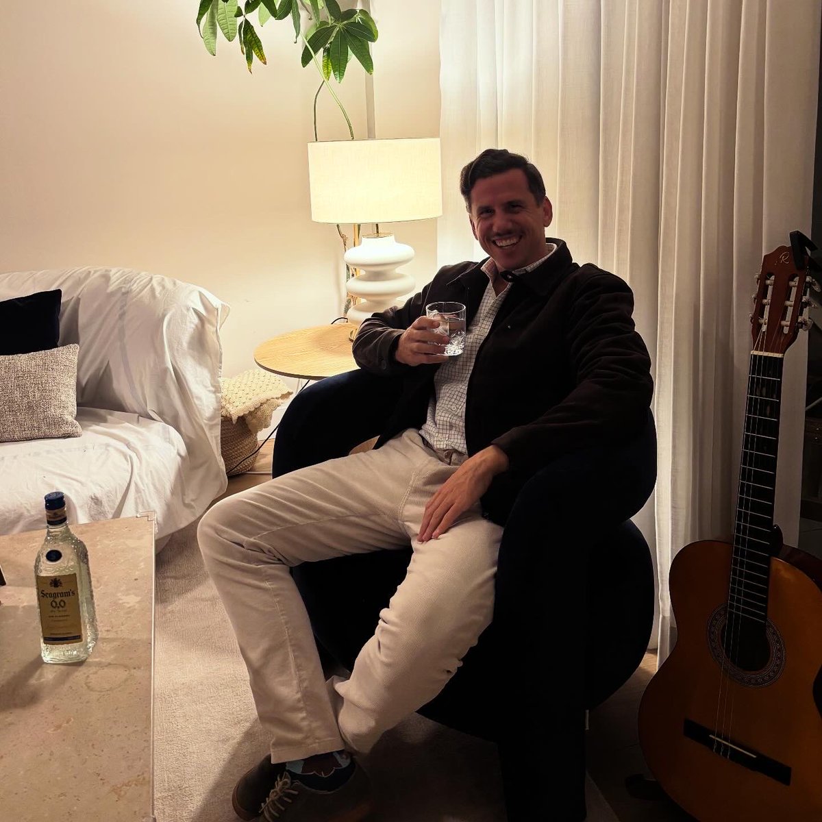 paquito_navarro's tweet photo. Semana de descanso, por fin, disfrutando en casa de un buen @Seagrams_ES, con #Silbon y la 🎸 que no falte. https://t.co/tRdc0p2UYh