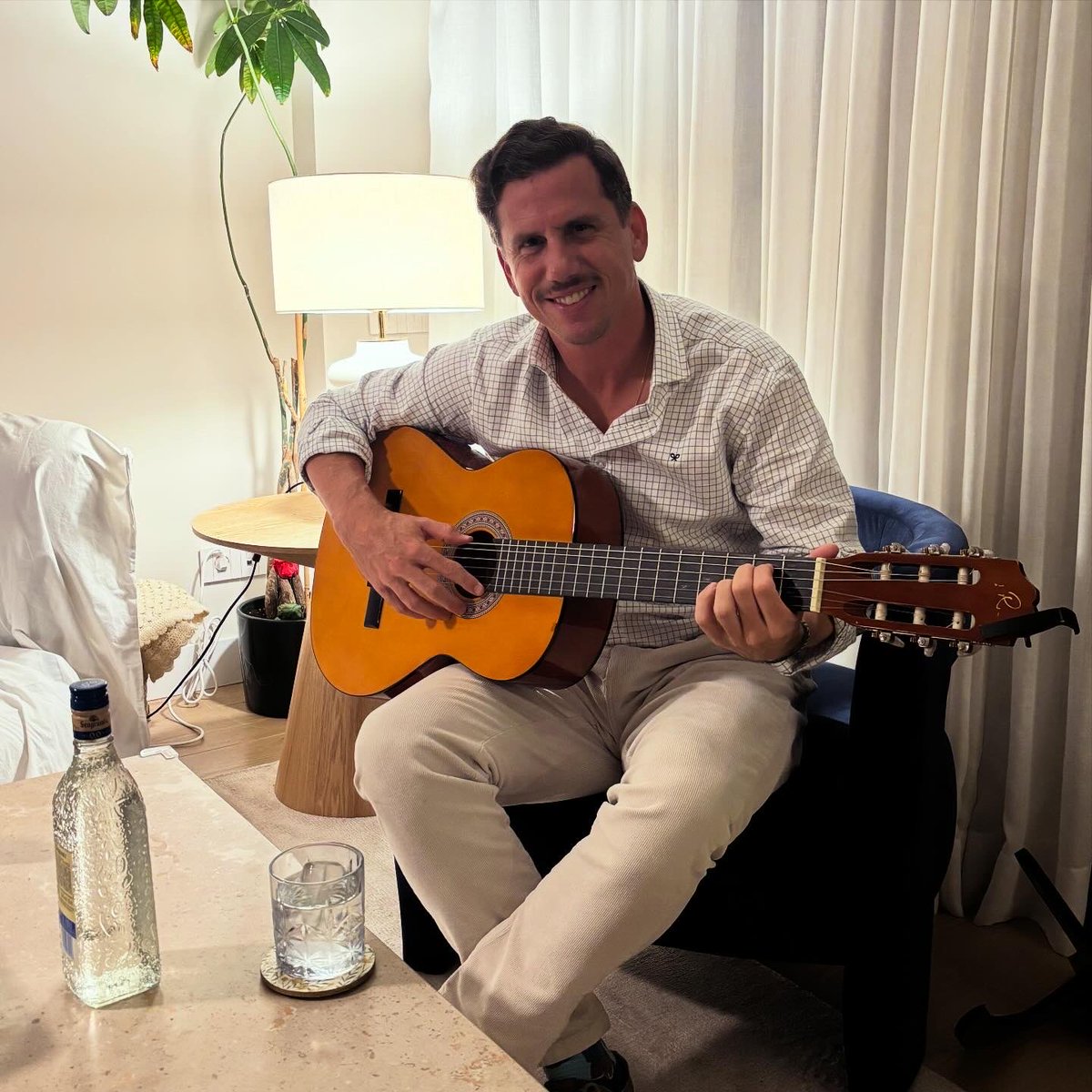 paquito_navarro's tweet photo. Semana de descanso, por fin, disfrutando en casa de un buen @Seagrams_ES, con #Silbon y la 🎸 que no falte. https://t.co/tRdc0p2UYh