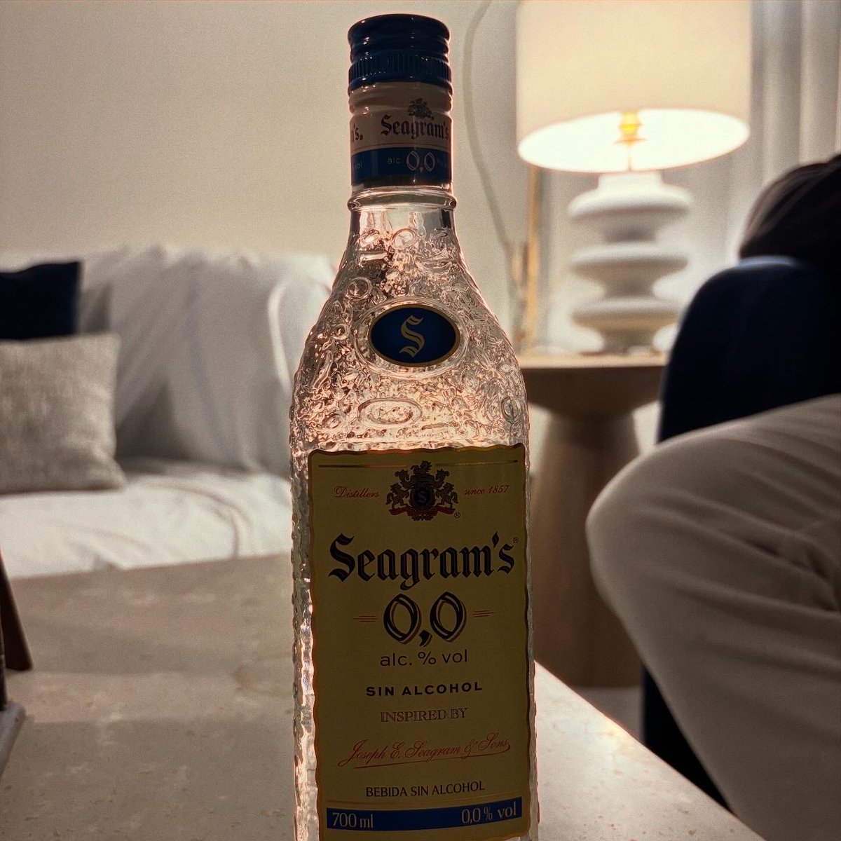paquito_navarro's tweet photo. Semana de descanso, por fin, disfrutando en casa de un buen @Seagrams_ES, con #Silbon y la 🎸 que no falte. https://t.co/tRdc0p2UYh